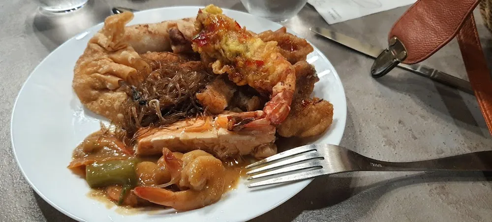 Composition de Poelée de Légumes Et Crevettes Saumon Raviole Et Nouilles